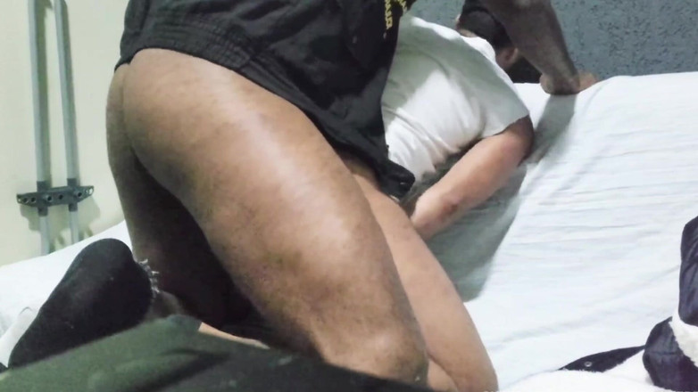 TheBlacKHunterr: 警備員と彼のアヒルが隠れている