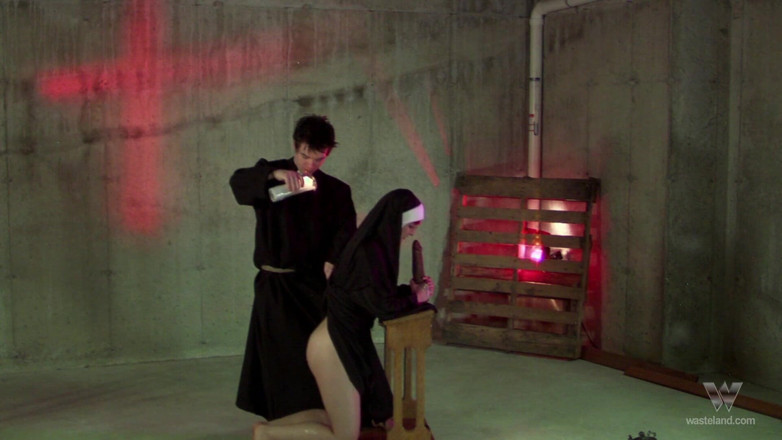 Toy Sluts: Monja caliente monta el consolador