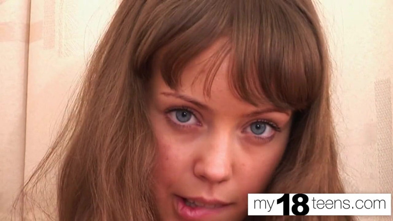 My 18 Teens: MY18TEENS - une étudiante doigte sa chatte mouillée et jouit en gros...