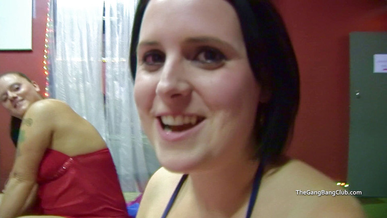 The Gangbang Club: 사라 넓은 엉덩이에 사정