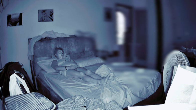 Chupita84: 妻は夫が家にいる間にこっそり部屋で自慰をしていて、彼女を見ている