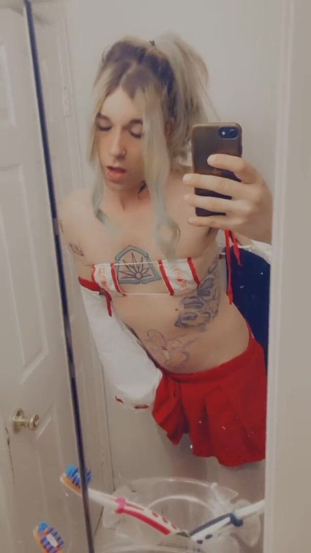CarmenMelatonin: Sexy cosplay babe loves sex