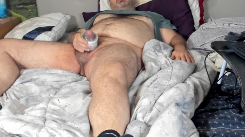 ChubbyDaddyBearLuka: Ursulețul gras și pufos se masturbează cu lubrifiant și o jucărie sexuală și...