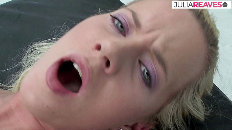 Watch me DEEPTHROAT: 대박 딜도에 따먹히는 핫한 금발의 개그