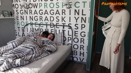 Pantyhose me porn videos: セクシーな幅の十代は幸運な男にパンスト三人組を与えます