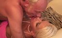 We heart Milfs: Nikky Blonde à forte poitrine se fait baiser par un vieux