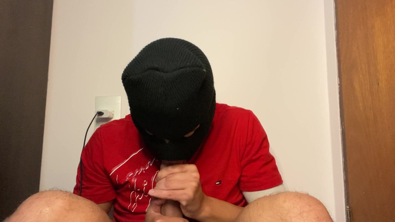 Greedy truck: Un uomo molto caldo decide di succhiare il suo cazzo...