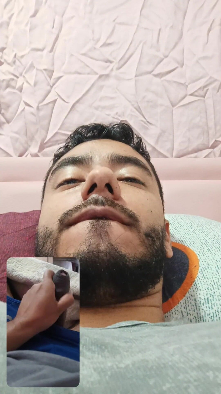 Tommhot: Adam yatağında mastürbasyon yapıyor