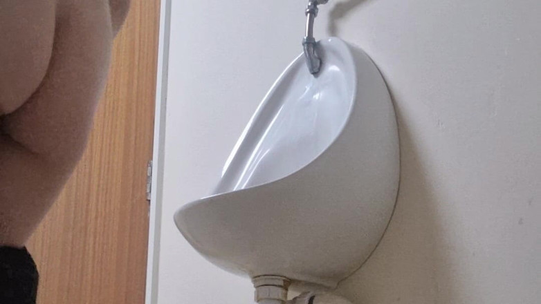 Lillia Cena: Dziewczyna z ładnymi paskami tyłka i sikanie mens łazienka ryzykowne siusiu