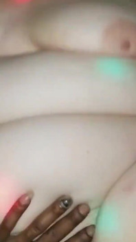 Seksi iri güzel kadın bu siyah yarağı domaltarak ve misyoner pozisyonunda alıyor ve sonra anal seks yapıyor