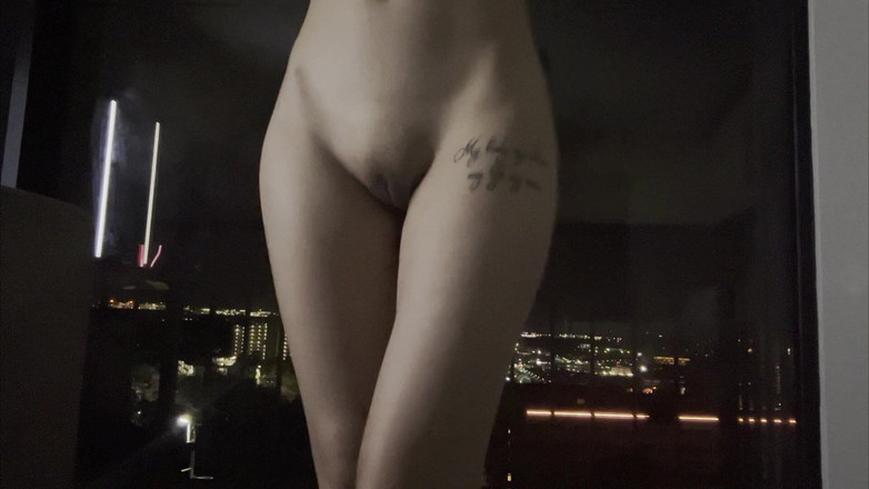 Felicity Azura: 赤いサテンのホットアジアン