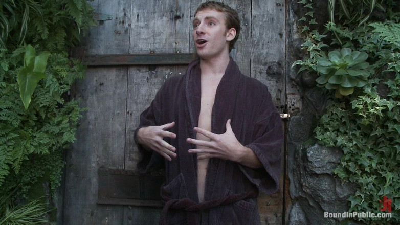 Bound in public: Sebastian Keys सार्वजनिक बार में अपनी गांड फैलाती और पेशाब करती है