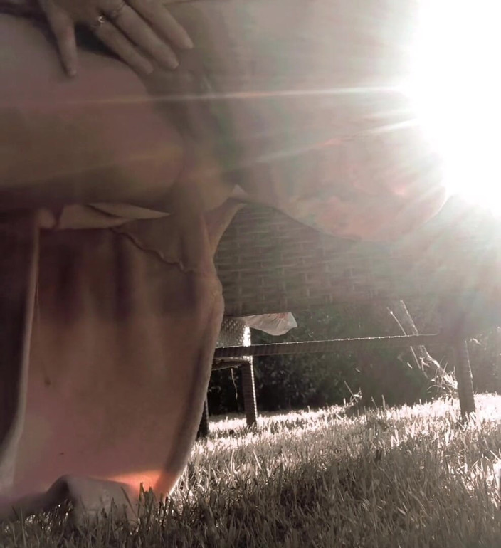 Dirty Knix: Squirting in the sunshine