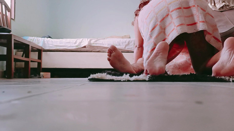 Kamila6922: J’invite ma voisine et à la baiser sur le nouveau tapis...