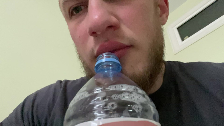 Hunky time: Alpha Riempie Una Bottiglia Con La Sua Saliva