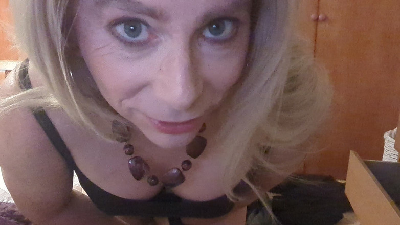 NikkiGee: Sudah lama, sertai saya di atas katil...