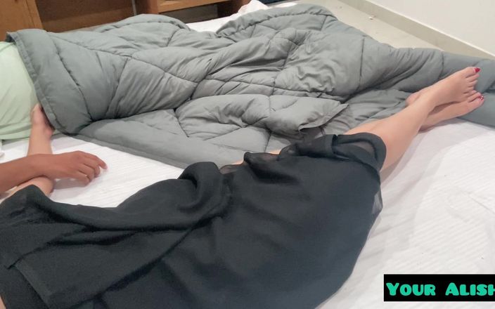 Your Alisha: Stepson e sorellastra condividono un letto in una stanza d'albergo...