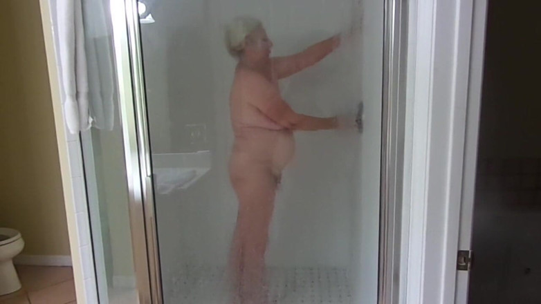BBW nurse Vicki adventures with friends: Une mamie blonde mature sexy prend une douche pendant que...