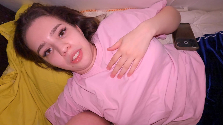 Mollykit: Stepsister Fights Boredom with Her Pussy