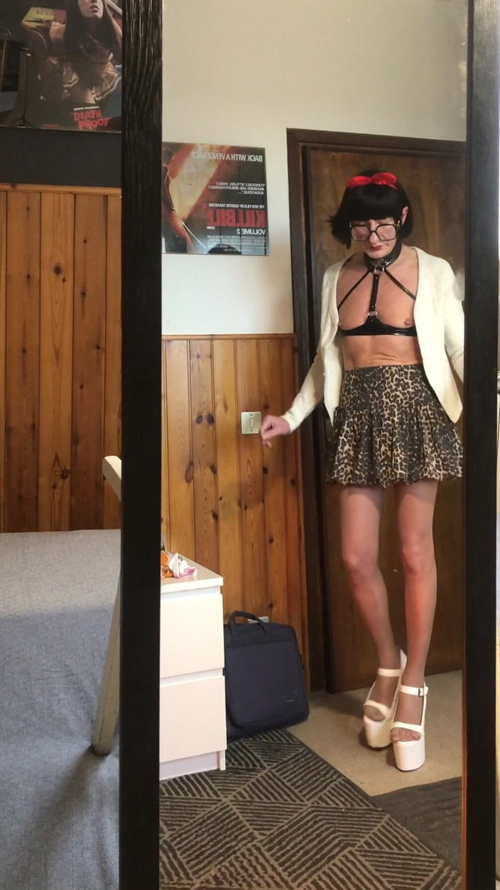 Andreina Naty: Chodzenie W Nowych Białych Butach Z Wysokim Dachem