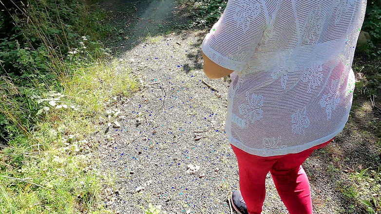 Bouncy Tits Action: पिकनिक की मेज पर उसकी नग्न को थप्पड़ मारना