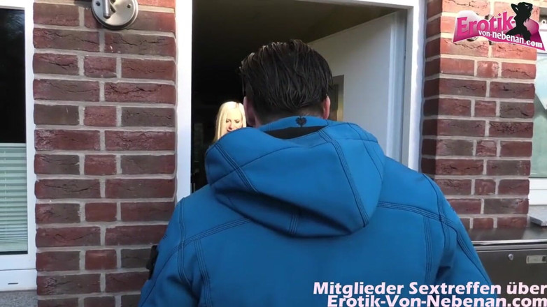 Erotik Von Nebenan: Hot german blonde Teen does a threesome with two guys