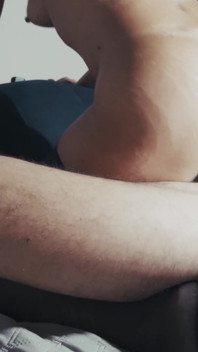 Tvrdě na něm jezdím s mojí krémovou kapající kundičkou, užívám si to příliš moc