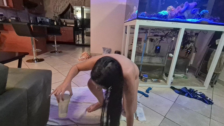 domslutfucker: Mollige schlampe mit kleinen möpsen trainiert sich, pisse zu schlucken