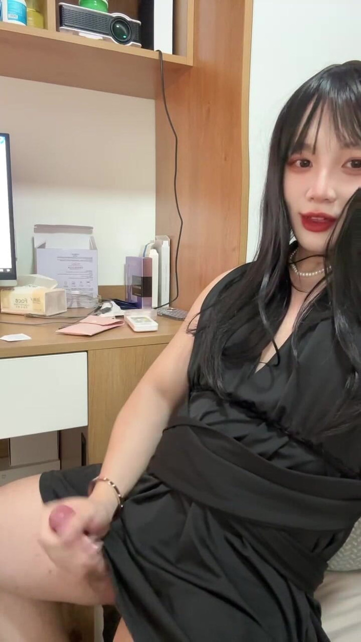 Akbb: तुम्हारी छोटी हसीना ने अपने निपल्स के साथ खेला और फिर उसके पेट पर ढेर सारा वीर्य स्खलन किया