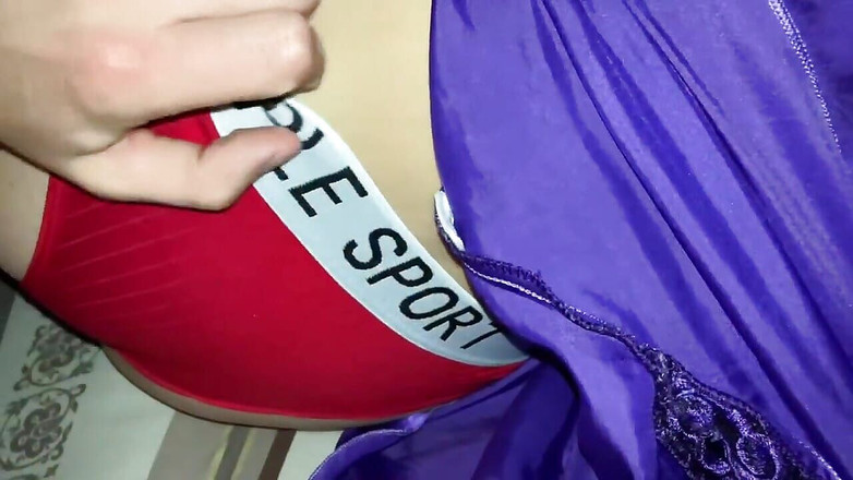 MaybeNatty: Девушка в красных трусиках раздвинула ноги. Сочную закончили спермой. Любительское