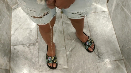 Idmir Sugary: Pisse sur ses propres pieds - elle nettoie ses pieds avec...