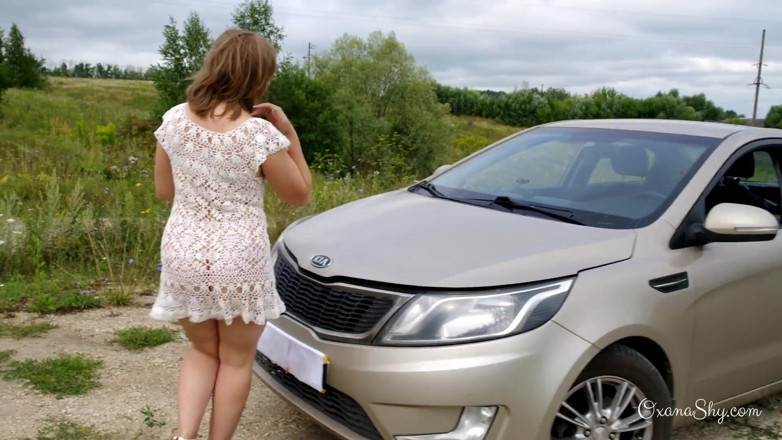 MILF Oxana: Dumb blonde and stalled car