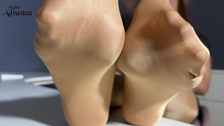 Miss Adrastea: Je zult mijn nylon voetenslaaf zijn!