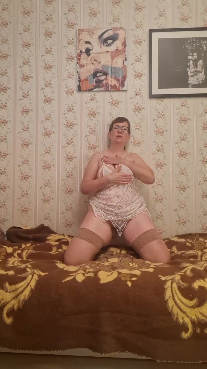 QueenJoo: Танці, мастурбація, оргазм і волохаті піхви крупним планом