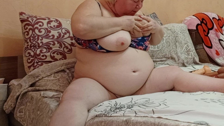 Zona901: O prietenă își masturbează pizda seara și își freacă țâțele mari