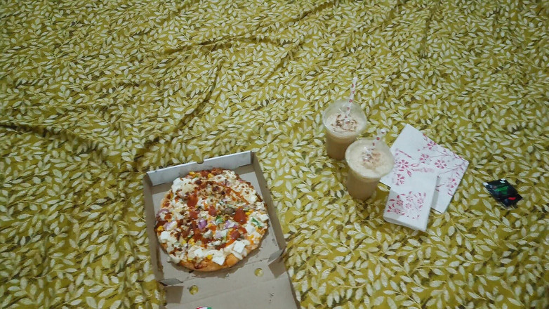 YOURAMRITA04: Сводный брат накормил свою сводную сестру пиццей и оставил ее раком. Сводная сестра также начала говорить, как долго ты будешь уходить?