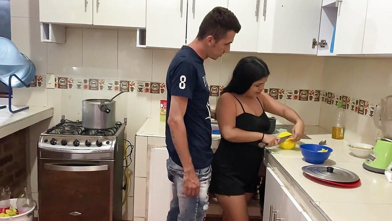 SAMANTA: 当我的继母在客厅时，我在厨房操我的继父