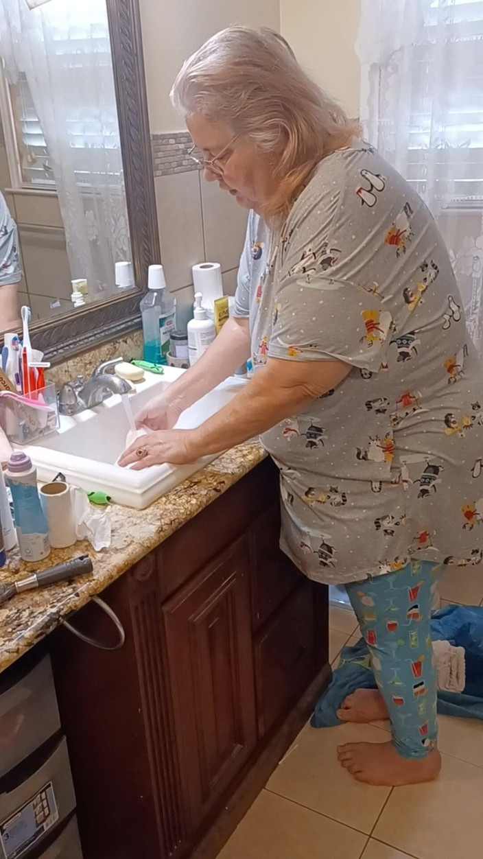 BBW nurse Vicki adventures with friends: Lavando minha calcinha branca da vovó para cliente!