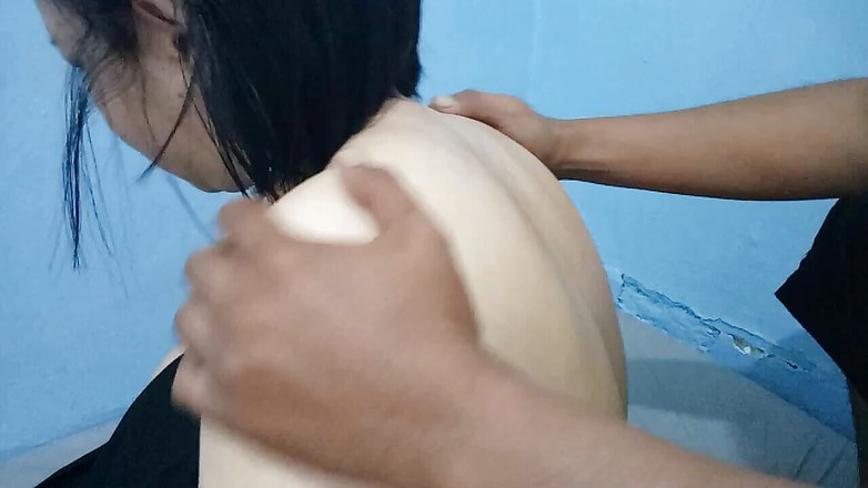 Angelina Pop: Pijat punggung suami