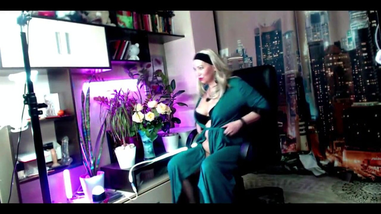 AimeeParadise: Charming Russian Slut Wife Aimee: Solo with a Dildo in...
