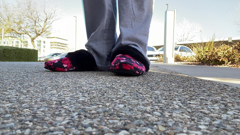 Tan feets: Tanfeets fora da provocação de chinelo público com unhas naturais