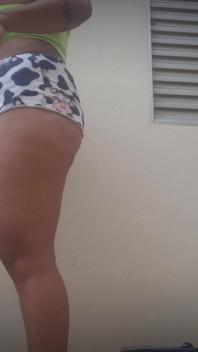 Uta De Quintal: Minha Mulher Goza Só De Pensar Nos Vizinhos Olhando Ela Pelada!