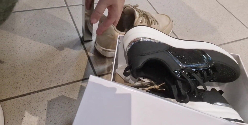 Nicoletta Embassi: Sheer feet và sneaker mới