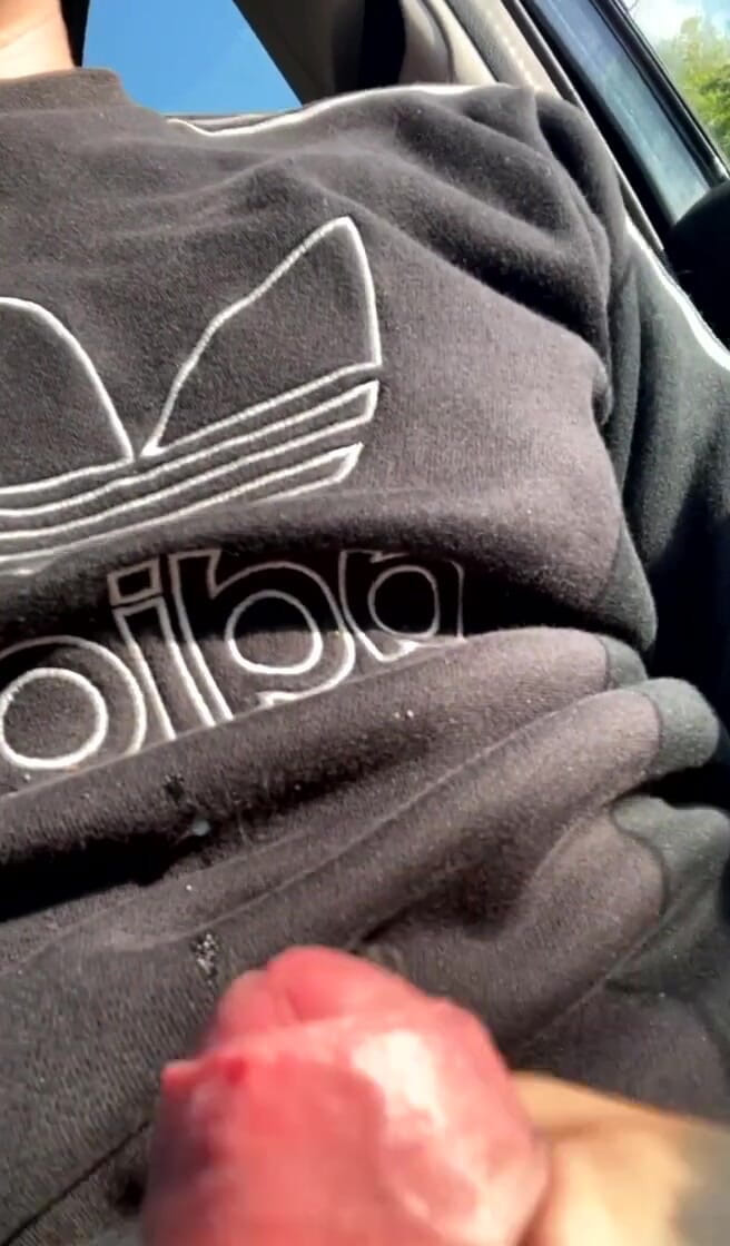 jay jenson: Trafik sıkışıklığında mastürbasyon yapıyordum ahah yarağı tamamen dışarı çıkmamıştı çok riskli aslında...