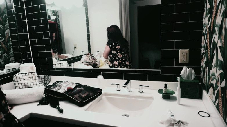 SexyNEBBW: Bathtub getting ready for the day