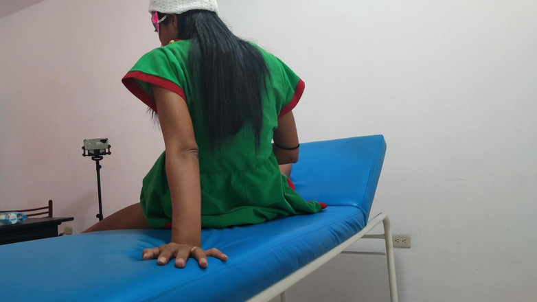 NEGRITA SEXY: Brunette stiefzus verkleed in een sexy vrouwelijk elfkostuum en begon...