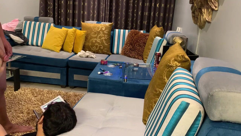 The Substance: Modelka Deep Throat s Latin právě dorazila z cestování!