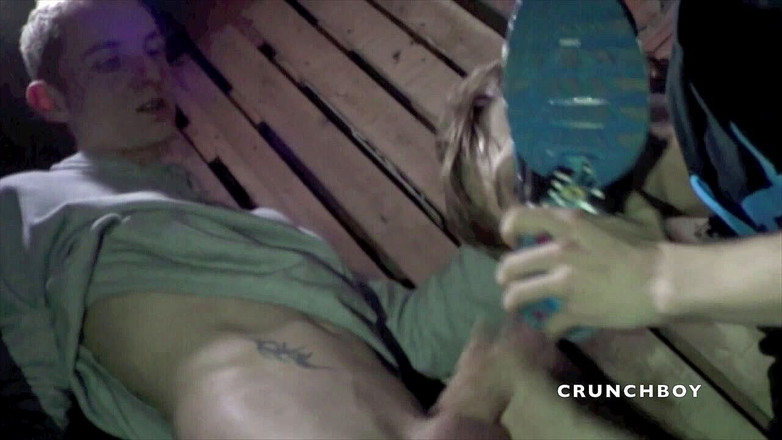 Raw French Bad boys: Dwóch badboyów rucha się w piwnicy z węszczącymi trampkami