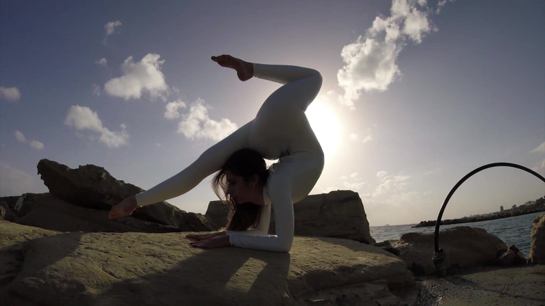 Flexilady: Lygue contorsionniste en lycra blanc