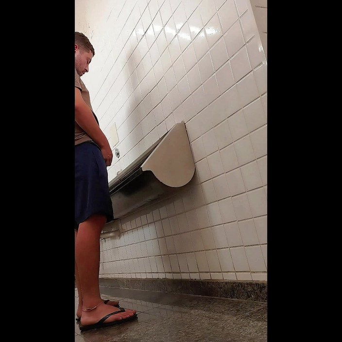 Marcosninfo: Я посетил город и разделся в общественном туалете.
